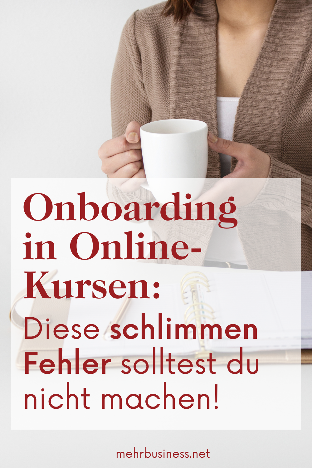 Pin-Grafik Fehler im Onboarding bei Onlinekursen mit Bild im Hintergrund Frau mit Kaffeetasse