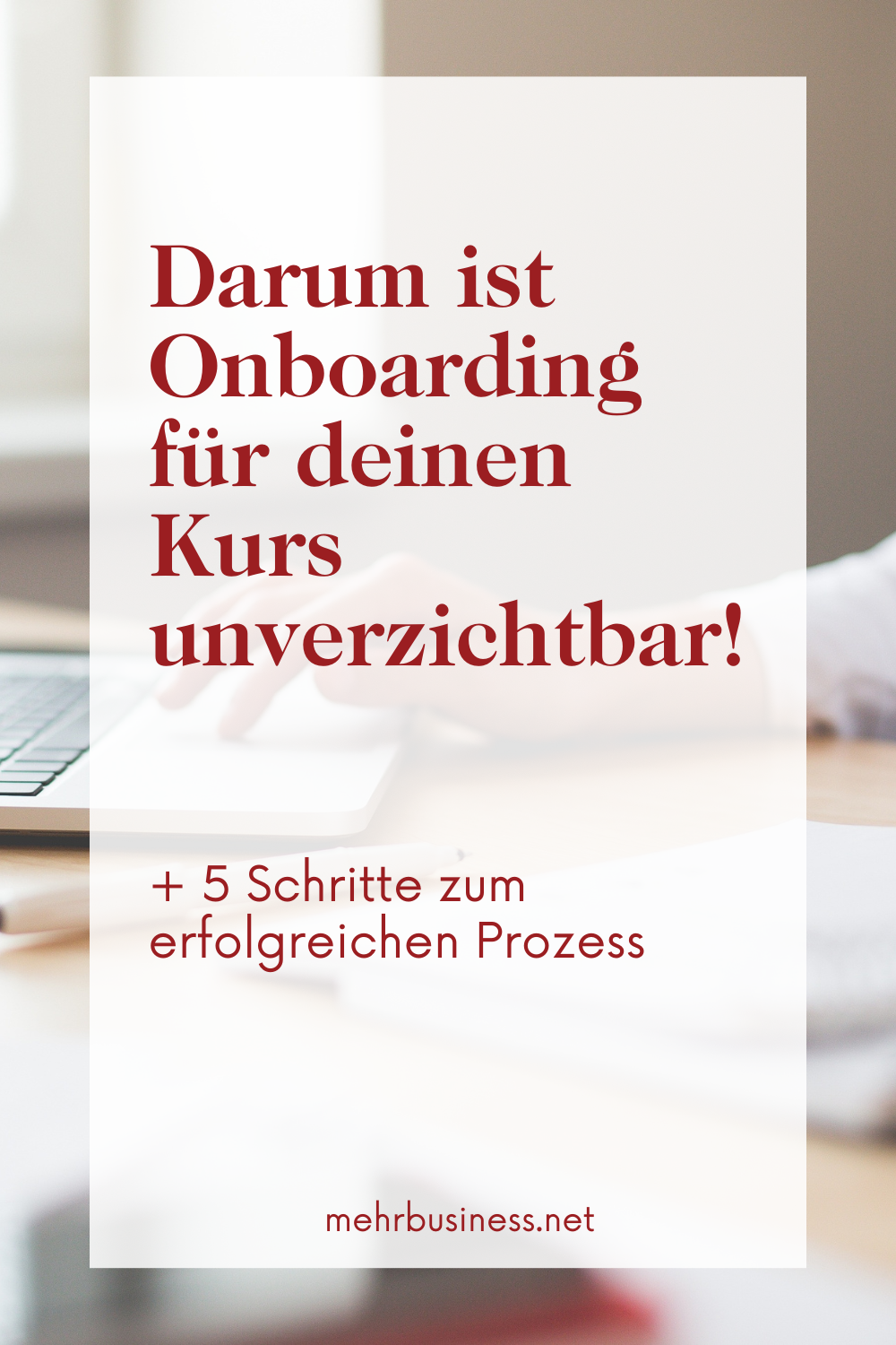 Pin-Grafik Onboarding unverzichtbar Bild im Hintergrund Frau am Laptop